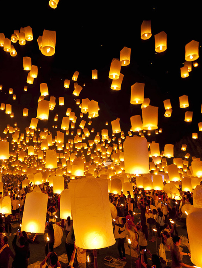 Lâché de lanternes chinoises pour l'organisation d'un mariage sur la plage de Passable à Saint-Jean-Cap-Ferrat, Alpes Maritimes, 06, lieu d'exception de la Côte d'Azur